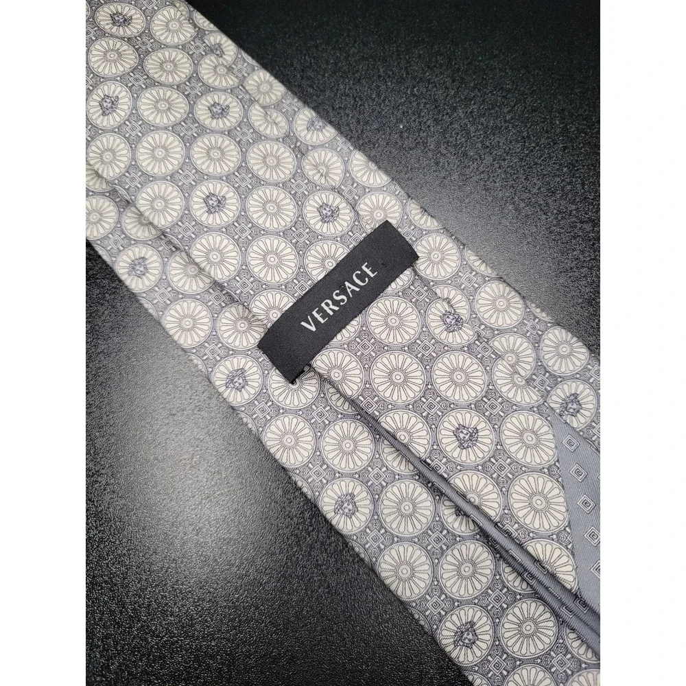 Versace Men's Necktie Grey Medallion Silk 3.75 x 58 Excellent